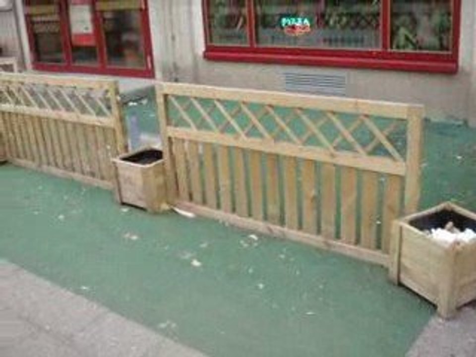 ReclaBox Beschwerde: Gehwege frei von Kunstrasen...