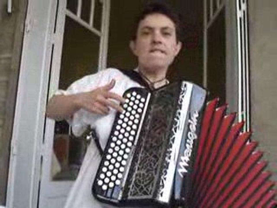 Elo Apprend L'accordéon. 15 minutes plus tard.