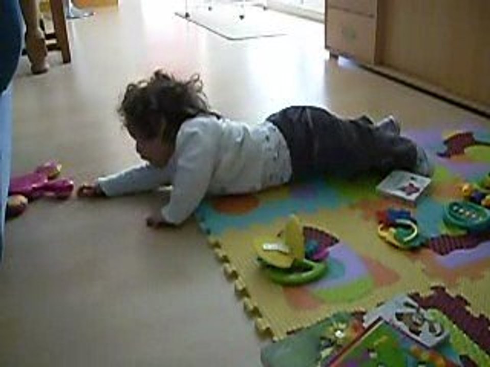 Sur le tapis en mousse...2
