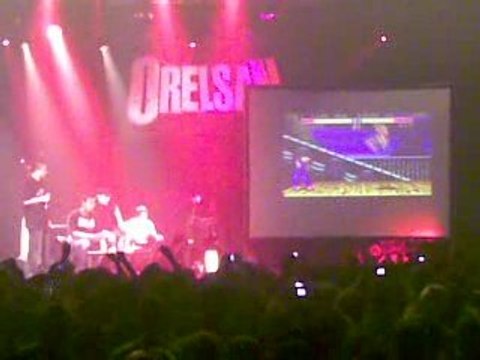 Orelsan au Bataclan joue à Street Fighter