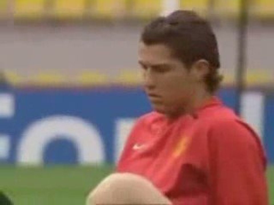 cristiano Ronaldo decouvre quelque chose ????