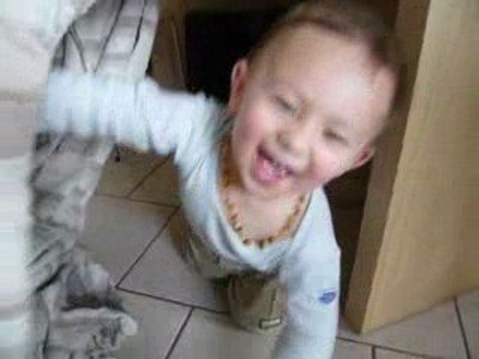 Ange joue dans sa cabane