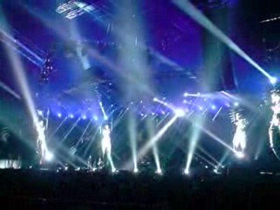 Fin du concert de Johnny Hallyday le 12 05 09 à St Etienne