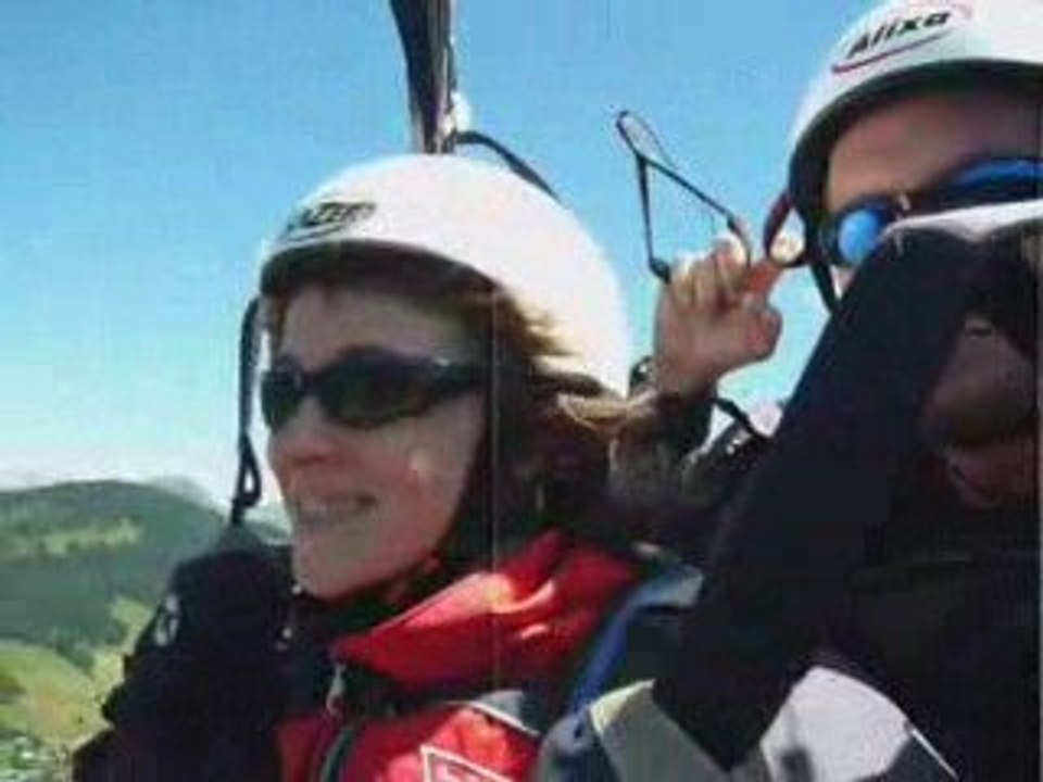 Vol en parapente biplace au dessus de la clusaz avec senciel