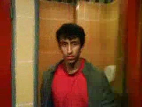 Un valide utilise les toilettes pour handicapés