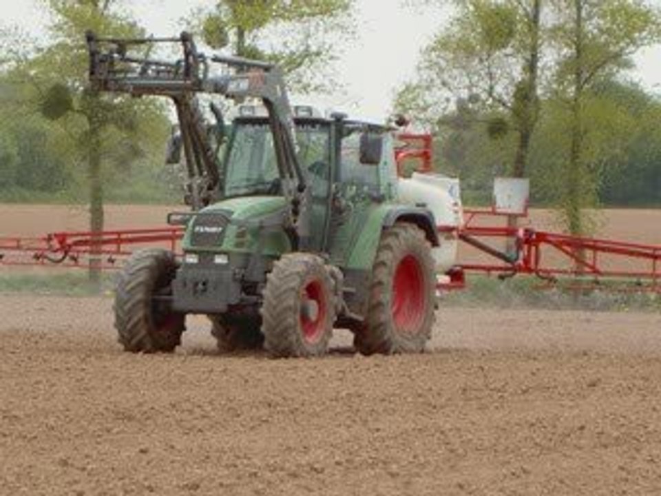 fendt307ci et le pulvérisateur kuhn par vidéoagri50