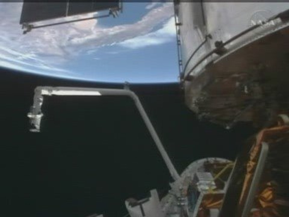 Astronauts begin repairing Hubble telescope in space