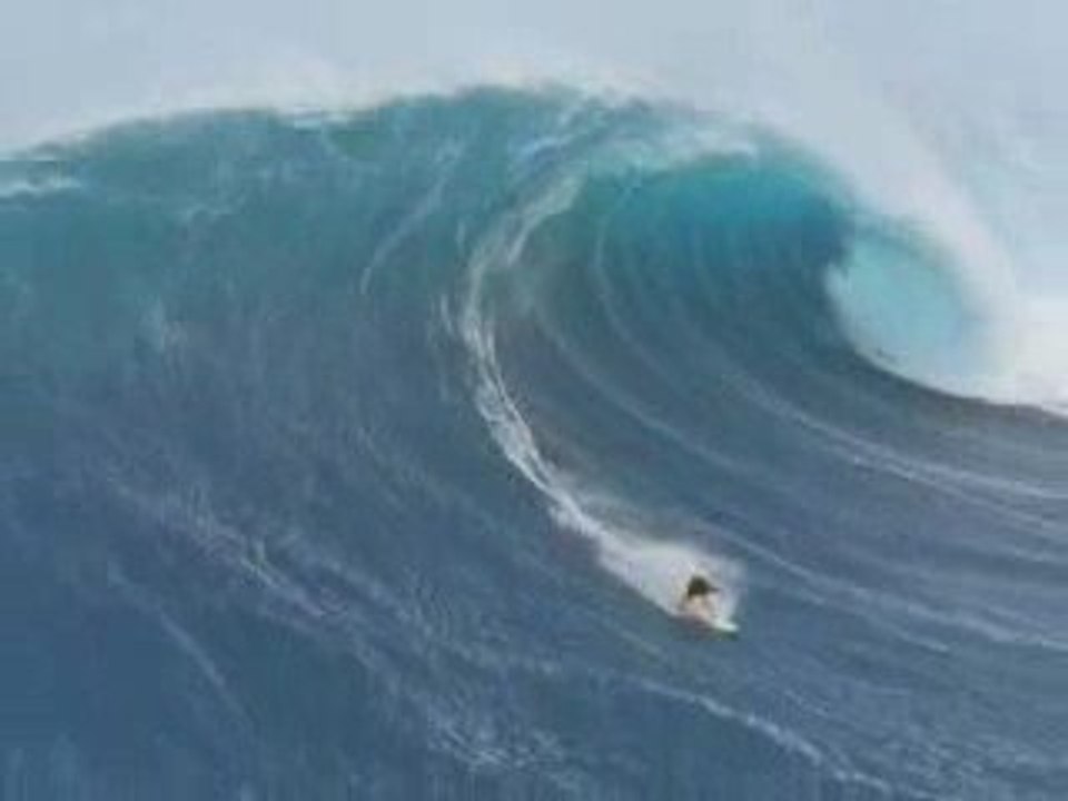 Surfeur sur une vague énorme