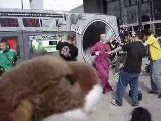 Super Loutre breakdance avec le pape