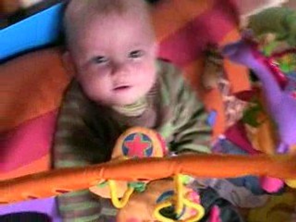 Léo assis dans son parc