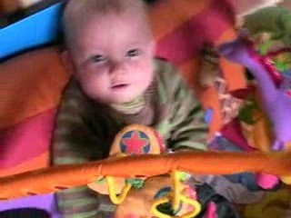 Léo assis dans son parc