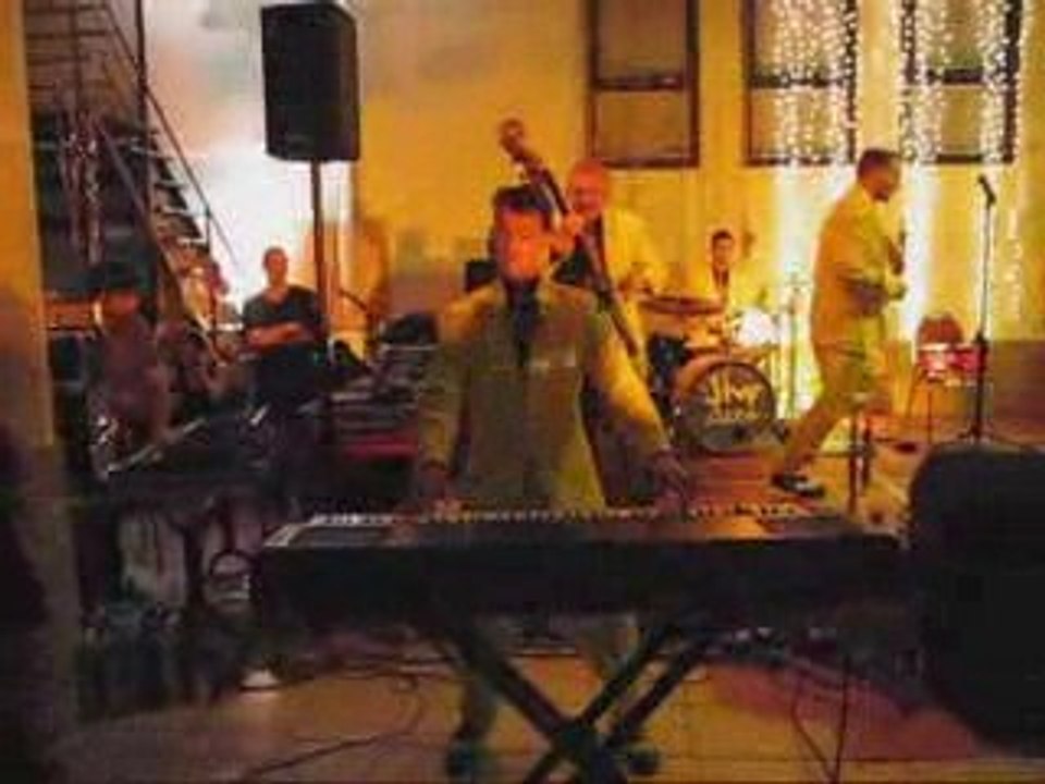 Vince "El Professor", le pianiste des Jive Aces en action