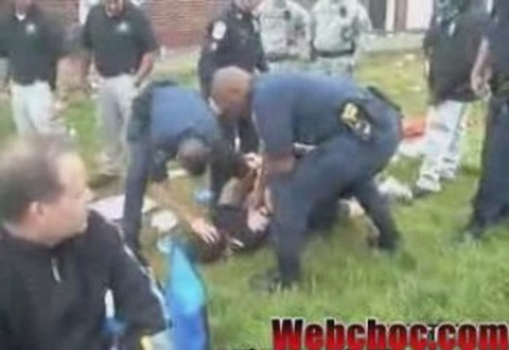 Un gars saoul se fait éclater le nez par la police