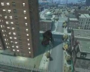 Niko fait de la balançoire avec sa voiture