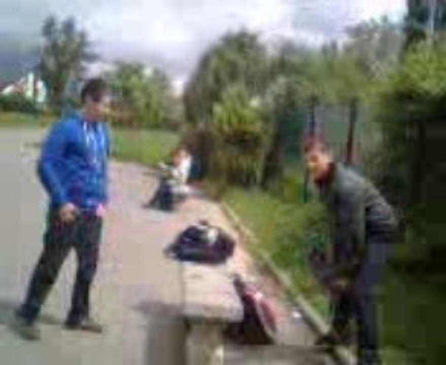 Hey bolosse mets pa ton sac sur notre banc sinon ...