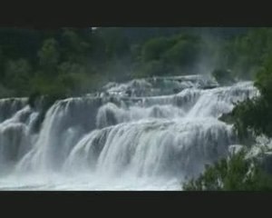 Chute écoutez l' eau