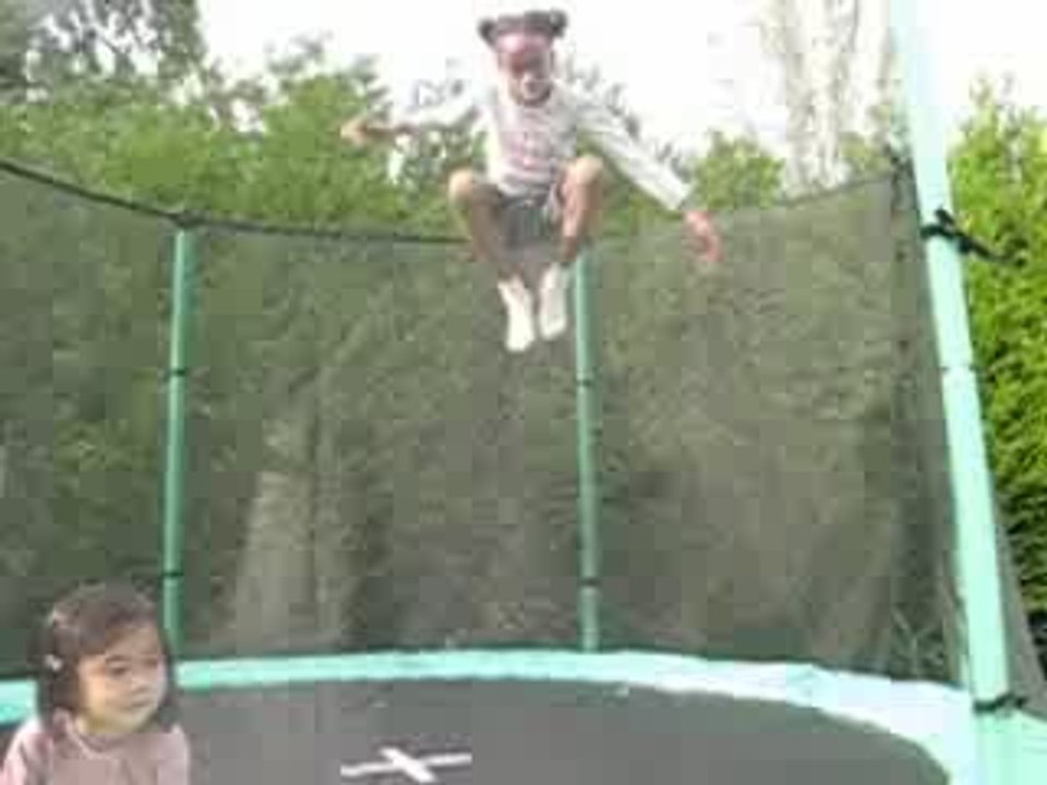 Léa fait du trampoline