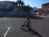 Pauline fait du vélo sans les petites roues !!!