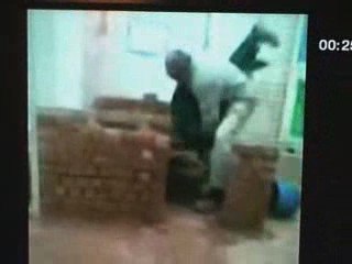 il plonge la tête de son élève dans un seau de ciment