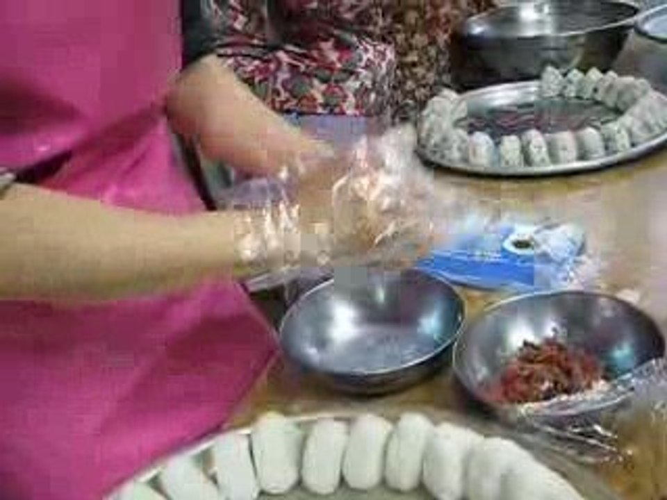 Onigiri making