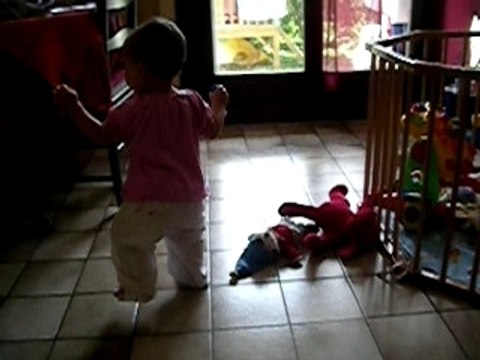 14 mois je dis maman je marche...