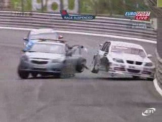 WTCC Pau 2009 Engstler hits the safety car in race 2