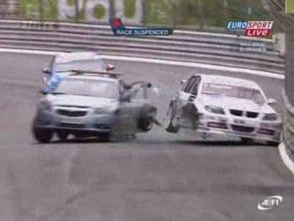 WTCC Pau 2009 Engstler hits the safety car in race 2