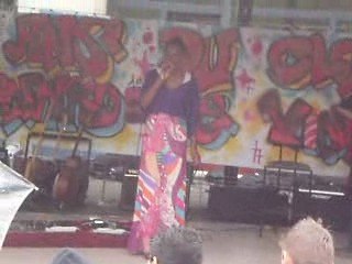 Fête du collège; Stacy qui chante Halo