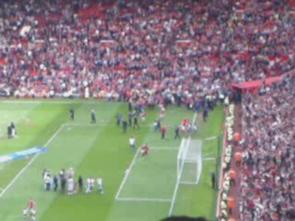 Tevez lingers on the pitch 16.5.09