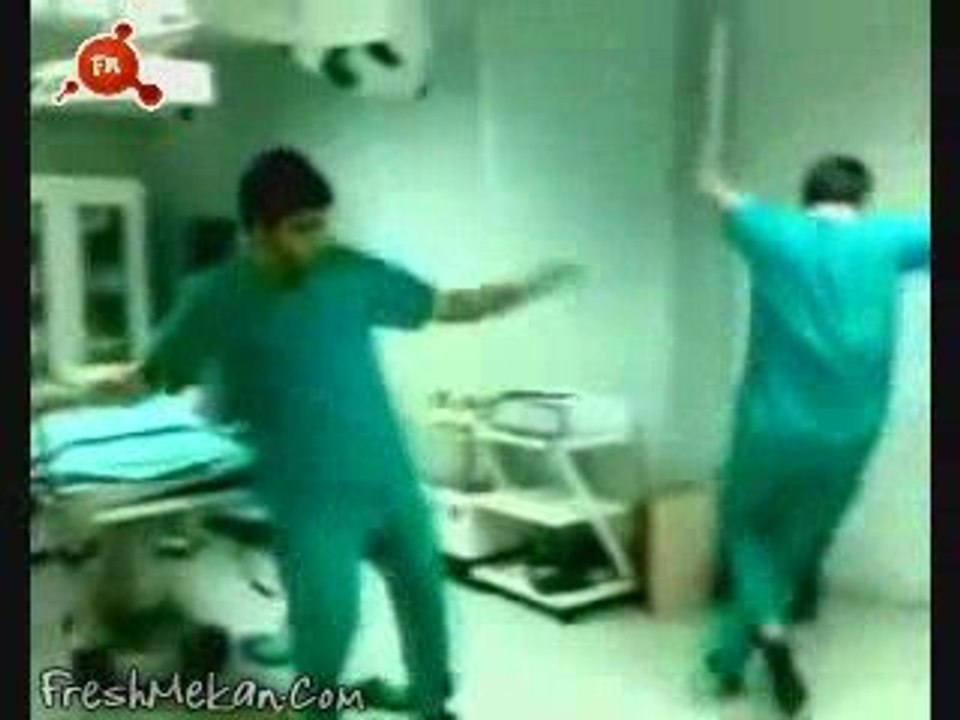 Skandal!! Ameliyathanede kolbastı Show :)