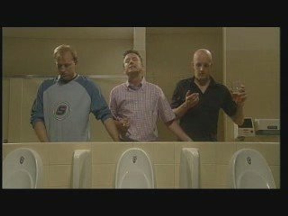 Hommes bourrés aux toilettes...