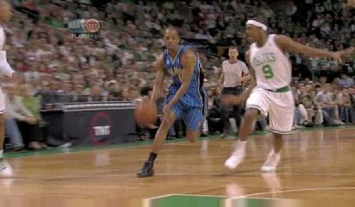 Dwight Howard throws down the two-handed monste...