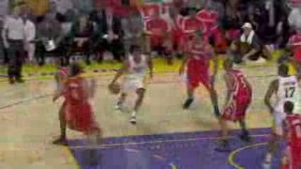 Trevor Ariza tosses up the pretty lob to Andrew Bynum.