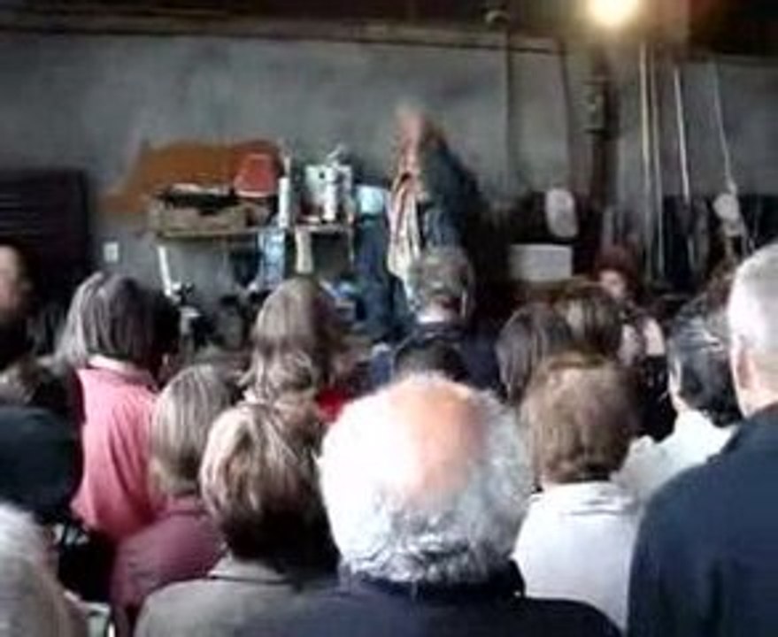 Francis Lalanne sous un hangar dans l'Ain 2/2
