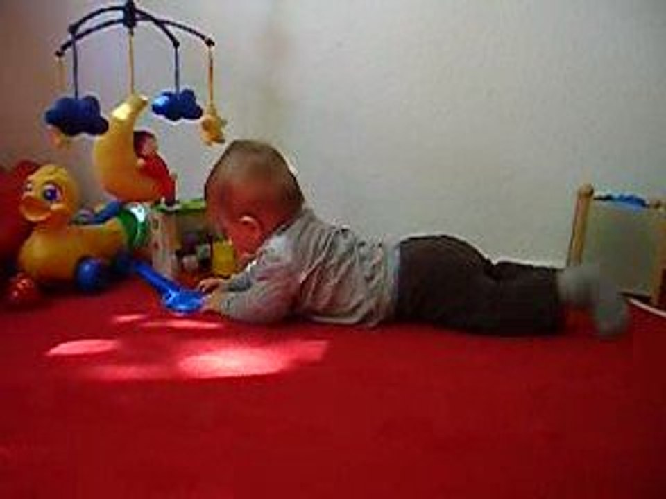 Nils auf seinem neuen teppich