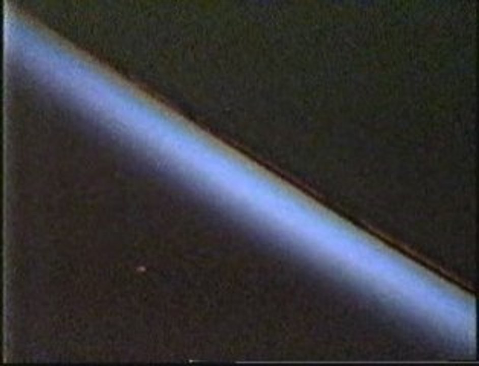 COLOR UFOs buzz 'stuck' shuttle door