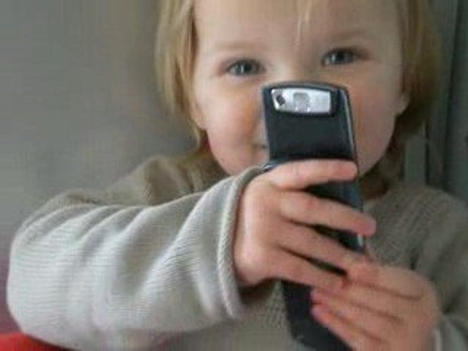 18 mois et deja accro au telephone