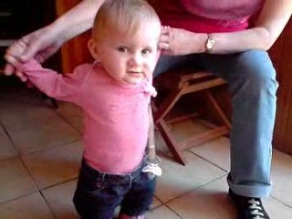 Jade marche avec tatie