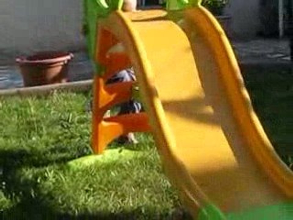 Valentin monte au toboggan