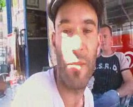 Street bench-petit dej au demi