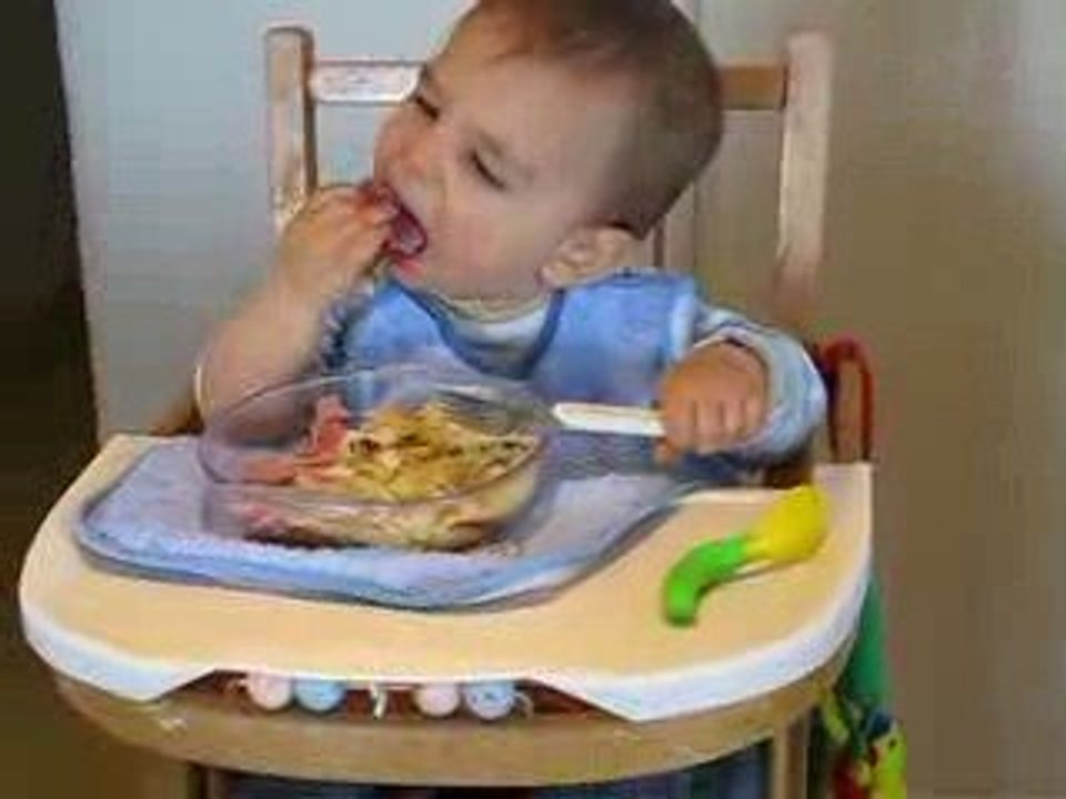 Yoann mange seul des morceaux, proprement !