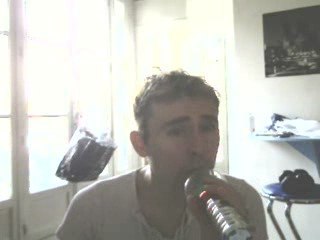 Wiwi égratigne "Music sounds better with you"