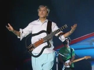 Caetano Veloso chute de scène - Blog-videos.org