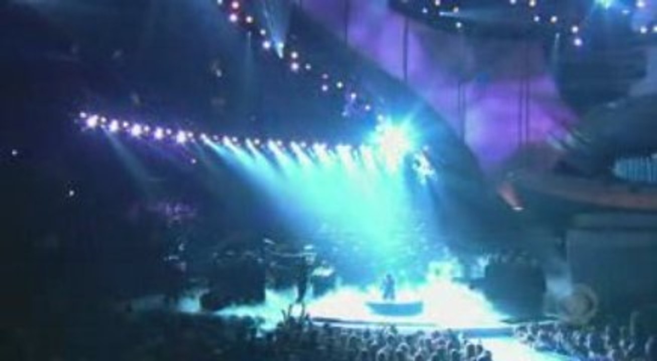 Christina Aguilera - Beautiful (Live) Grammy's 2004