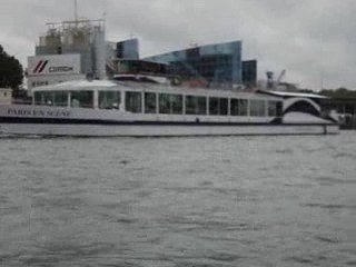 IRIS et KELTIA croisent un bateau mouche