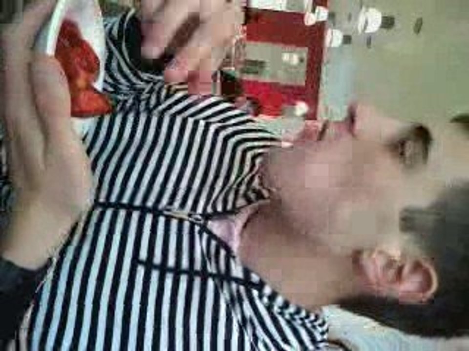 Bastien mange des fraise
