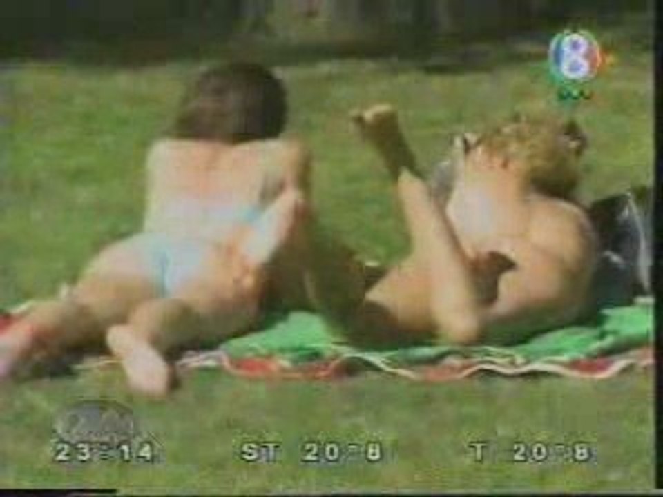 2008_camara-oculta-perro-huele-culos