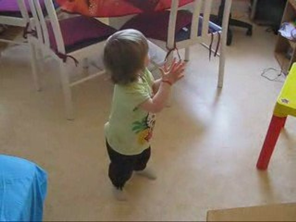 Léa qui danse 200509