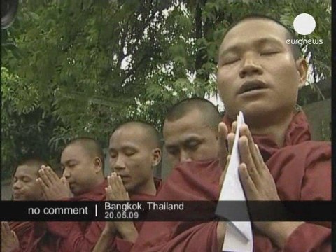 Moines chantant pour la paix devant l'ambassade du Myanmar