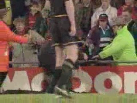 Eric Cantona clash avec un supporter - Leeds